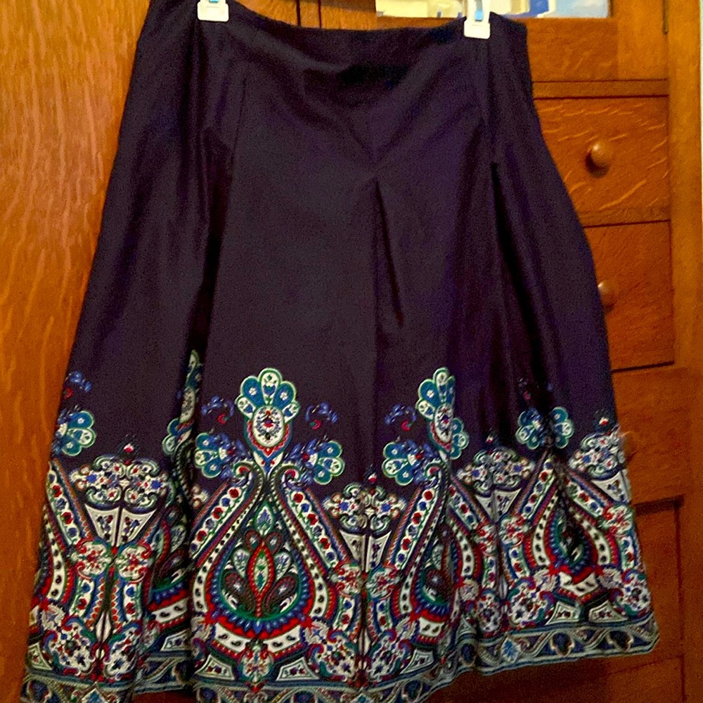 Talbots cotton skirt, knee length, flat pleats at hip, self-lined.